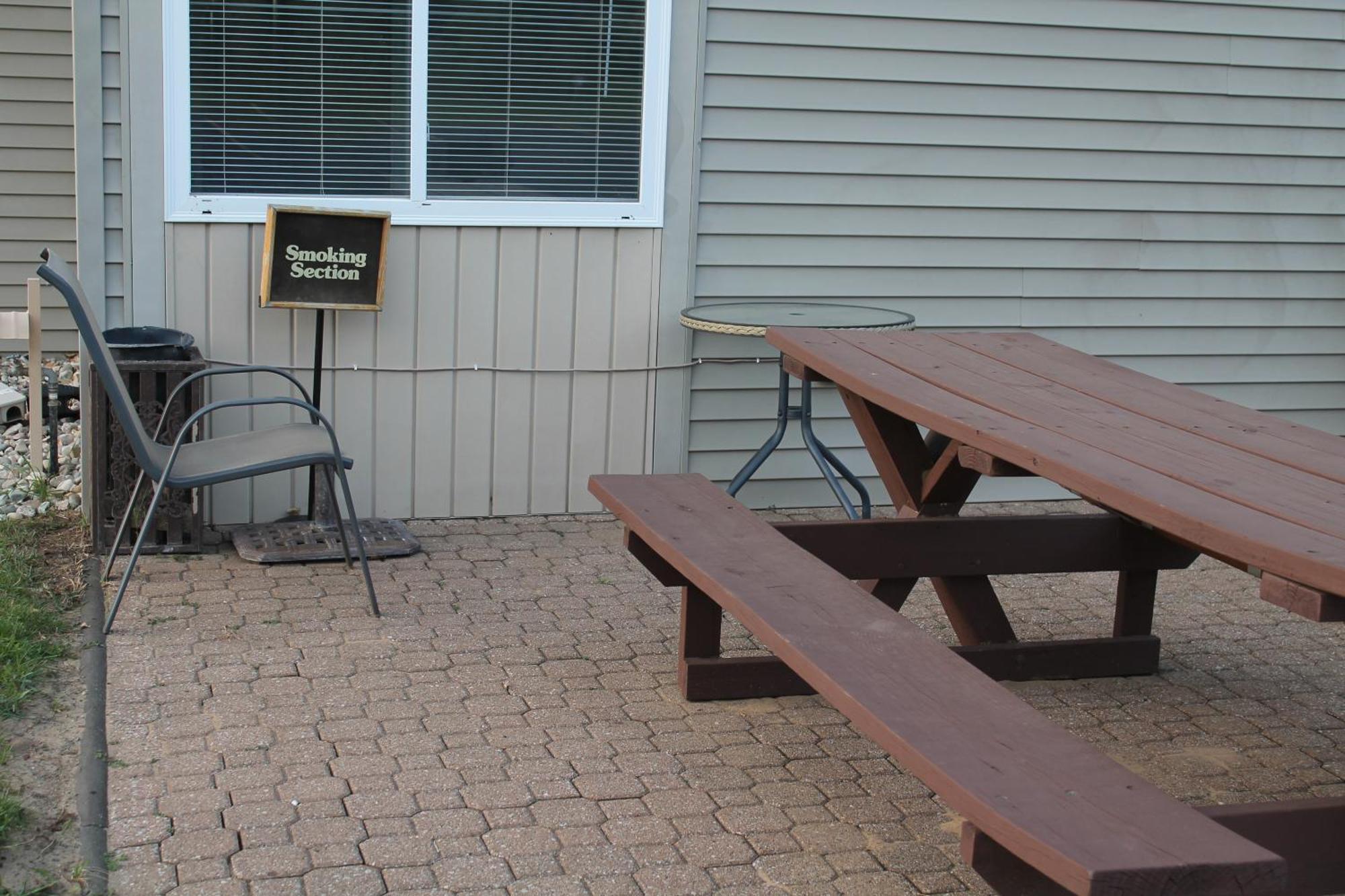 American Host Inn Hart Exterior photo