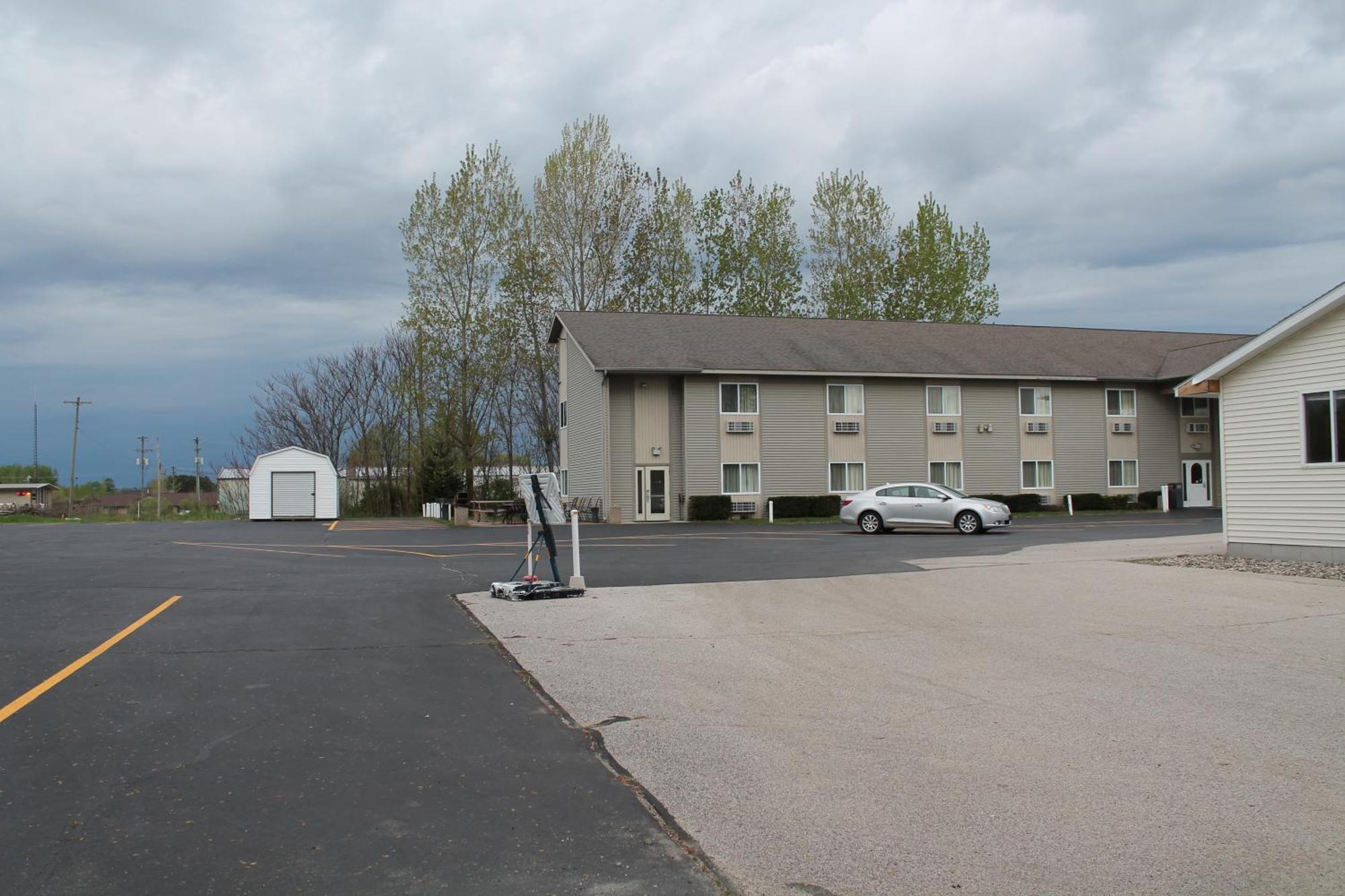 American Host Inn Hart Exterior photo